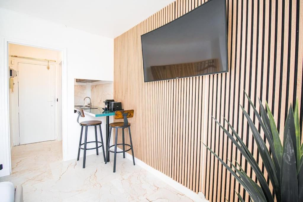 Typical Parisian In Le Marais Appartement