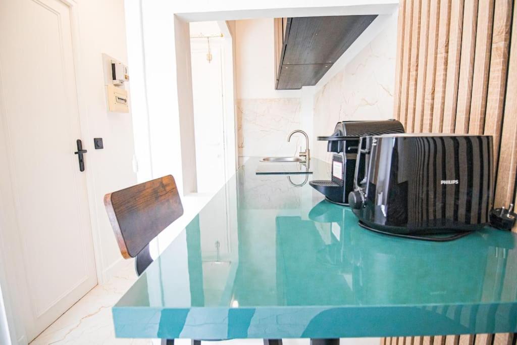 Typical Parisian In Le Marais Appartement